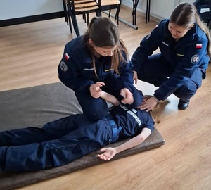 młodzież ćwicząca chwyty