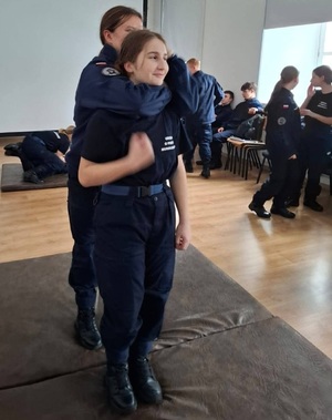 młodzież ćwicząca chwyty