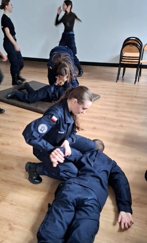 osoby ćwiczą chwyty