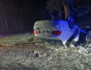 samochód BMW leżący na dachu