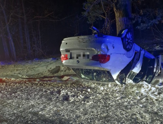 samochód BMW leżący na dachu
