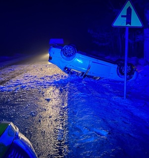 samochód BMW leżący na dachu