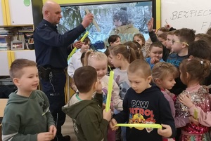 policjant rozdaje odblaski