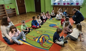 dzieci i policjantka