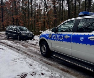 samochód Opel i radiowóz