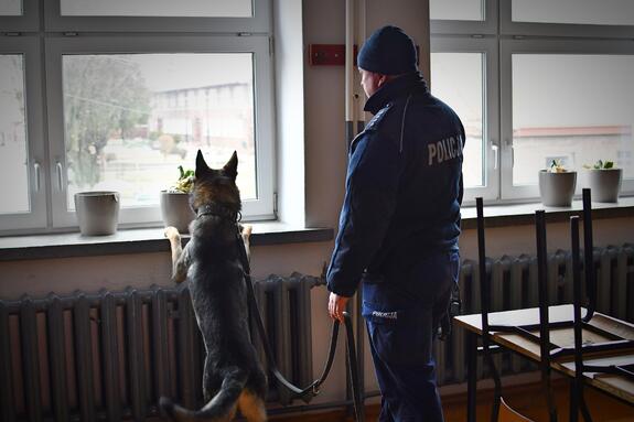 policjant i pies służbowy