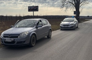 samochód opel i radiowóz