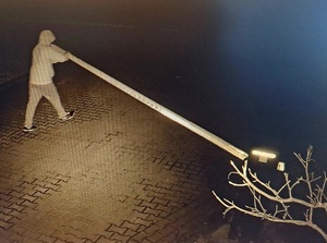 mężczyzna przy szlabanie