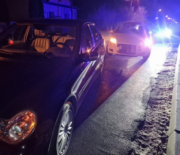 dwa samochody osobowe stojące na poboczu drogi