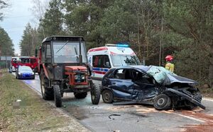 uszkodzone pojazdy na miejscu wypadku