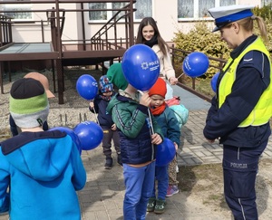 policjantka i dzieci z balonami