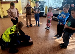 policjantka i dzieci