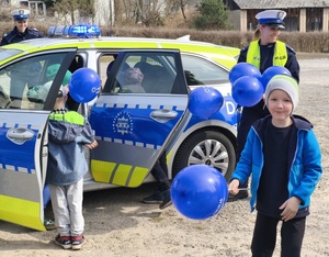 radiowóz policyjny i dzieci