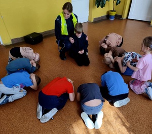 policjantka i dzieci