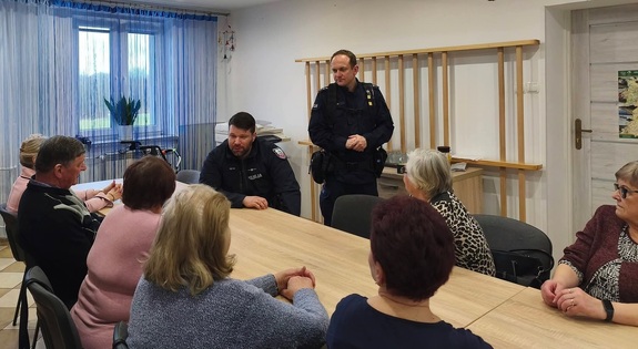 policjanci z seniorami