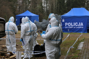 osoby w białych kombinezonach