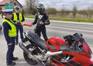 policjanci i motocyklista