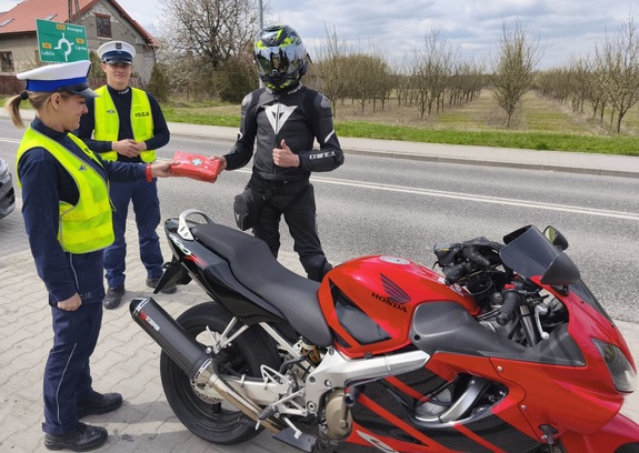 policjanci i motocyklista
