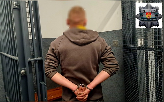 osoba zatrzymana w kajdankach założonych na ręce trzymane z tyłu