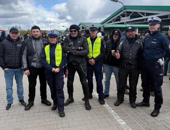 policjanci i motocykliści