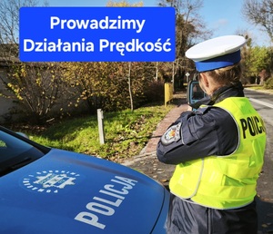 policjantka z urządzeniem do pomiaru prędkości