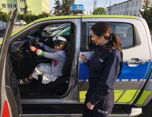 dziewczynka w radiowozie