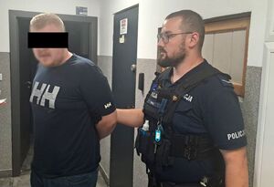 policjant prowdzi zatrzymanego