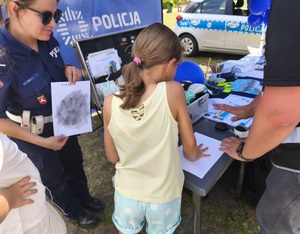 dzieci i policjanci