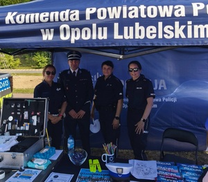 policjanci na stoisku