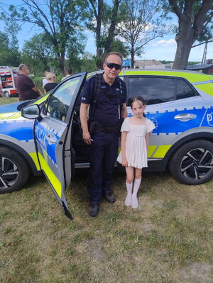 dziewczynka z policjantem
