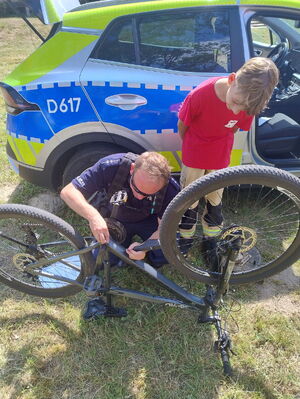 policjant znakuje rower