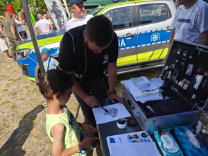 policjant i chłopiec