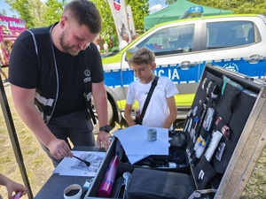 technik z chłopcem