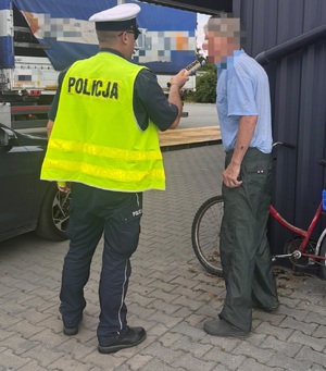 policjant sprawdza stan trzeźwości