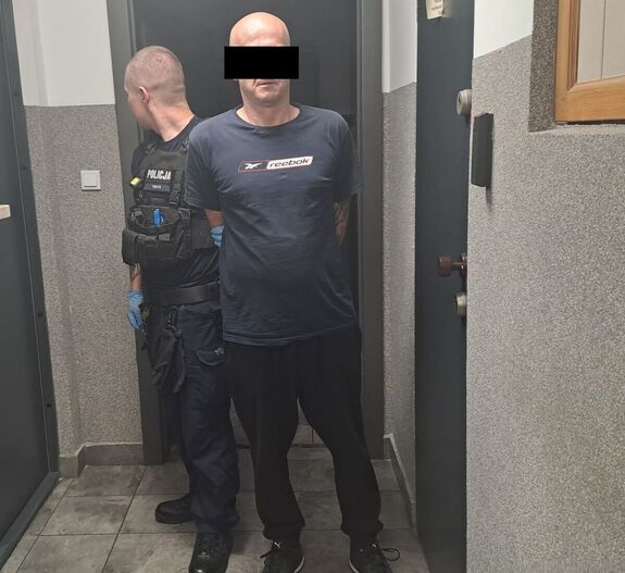zatrzymany mężczyzna, obok policjant