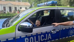 policjanci na Święcie bor(r)u w Karczmiskach