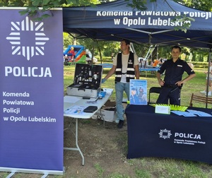 policjanci na Święcie bor(r)u w Karczmiskach