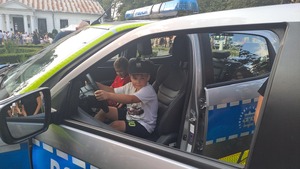 policjanci na Święcie bor(r)u w Karczmiskach