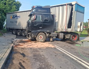 uszkodzony w wyniku zdarzenia drogowego samochód ciężarowy wraz z naczepą