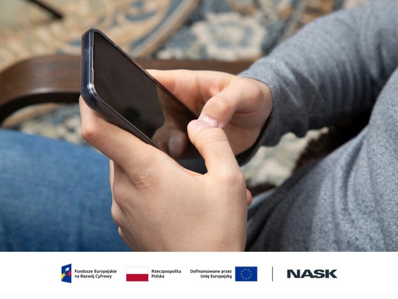 telefon trzymany w ręku