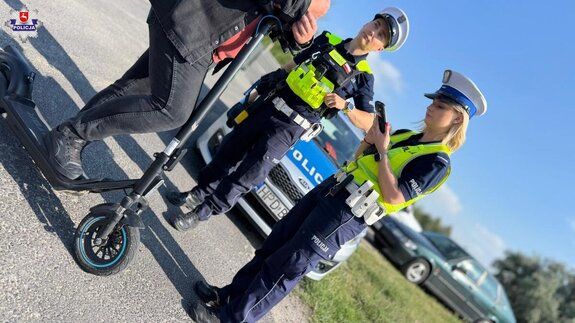 policjanci prowadzą kontrolę
