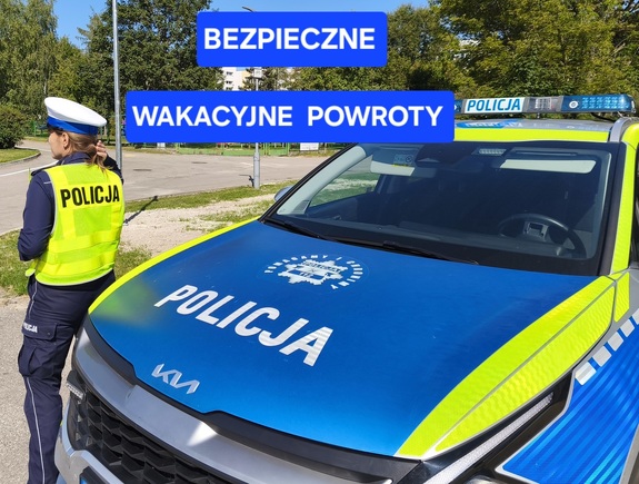 policjantka stoi przy radiowozie
