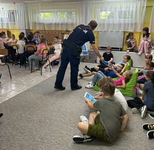 policjant rozdaje ulotki