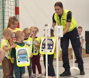 dzieci i policjantka
