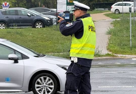 policjant trzymający urządzenie do pomiaru prędkości