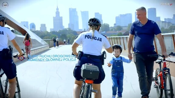 funkcjonariusz Policji jadący rowerem