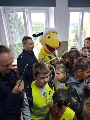 dzieci i policjanci