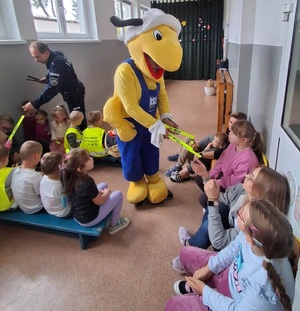 rozdawanie odblasków dla dzieci