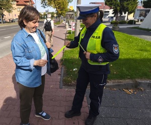 policjantka rozdaje odblaski