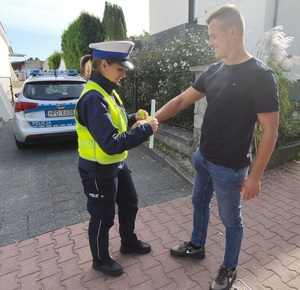 policjantka rozdaje odblaski